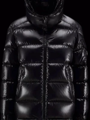 Moncler maya - Säljer min äkta moncler maya jacka då jag vill köpa en annan jacka till vintern. Den är i bra skick förutom ett hål som är igentäckt med en laglapp. Jätte varm och skön till vintern. Storlek 1 vilket är s. Passar xs-m.