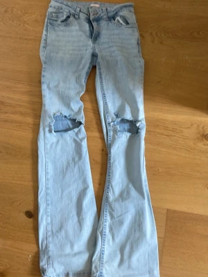 Nelly jeans - Ljusblåa jeans från Nelly, lite slitningar längst ner på benen