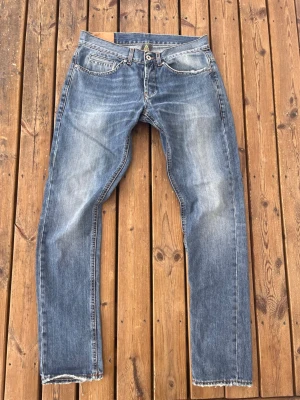 Dondup George Jeans - Jeansen är 100 procent bomull, så inget elastisk tyg som både slits fulare och snabbare. Jeansen har en snygg tvätt med trendiga slitningar som på bakfickorna. De har en snygg worn look då de har både creases och fades (tex i knäveck och över byxan). 🔥 Ny pris ca 3000kr.😳 lite små i storleken, så W33 kanske motsvarar W32🤗(L32). Skriv vid frågor om mått, pris osv🤗 Pris kan diskuteras👌☺️.