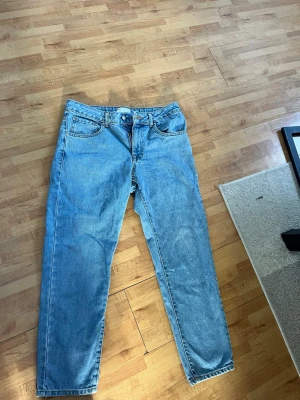 Ljusblå raka jeans från ASOS DESIGN - Säljer ett par ljusblå raka jeans från ASOS DESIGN. Klassisk femficksmodell med normal midja och dragkedja. Jeansen är tillverkade i bomull och har en avslappnad passform som passar perfekt till en casual look.