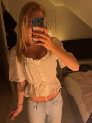 Skitsnygg vit blus från HM😍 - Säljer en jättesnygg vit blus från HM😍