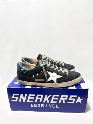 Golden Goose Sneakers  - Golden Goose skor i en riktigt fet och unik modell, perfekta till sommaren! Fint skick, inga tydliga defekter. Storlek 42. Box o allt ingår. Kontakta mig för fler frågor och funderingar!