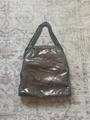Stella McCartney liknande väska  - Superfin axelväska som liknar den från Stella McCartney med kedjor! Köpt utomlands!