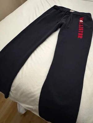 Marinblåa Hollister mjukisbyxor  - Sjuktsnygga Hollister mjukisar!! 🤍