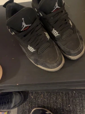 Svarta Air Jordan 4 sneakers - Säljer mina jordan 4s, dem är för små för mig. Pris kan diskuteras 