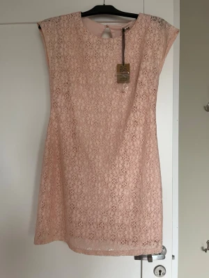 Ljus rosa söt klänning  - Helt ny och oanvänd, perfekt för finare tillfällen