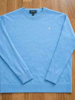 Stickad Ralph Lauren tröja  - Tjena, jag säljer en riktigt snygg stickad Ralph Lauren tröja😁 Den är i mycket bra skick och har inga fläckar eller skador☺️ Den är självklart äkta✅ Skicka om du har några frågor😄