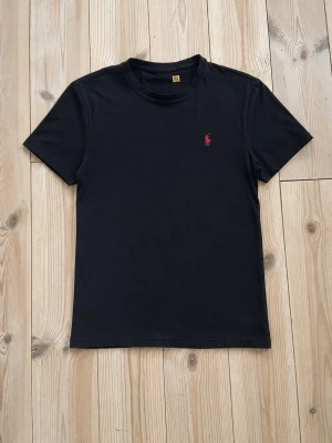 Ralph Lauren T shirt - Svart tisha från Ralph Lauren i storlek S, sitter lite mer som XS. 