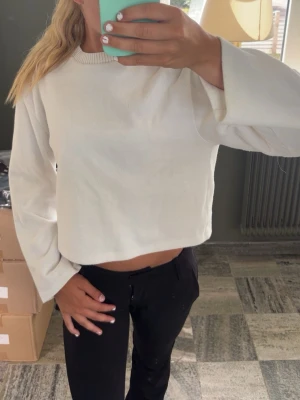 Stickad tröja H&M - Snygg vit stickad mysig tröja från H&M. Knappt använd, inga defekter