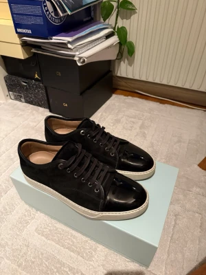 Lanvin skor - Äkta Lanvin skor som är köpta på Nk i Göteborg för 5200kr. Helt oanvänd dustbag, extra skosnören samt kvitto ingår vid köp!
