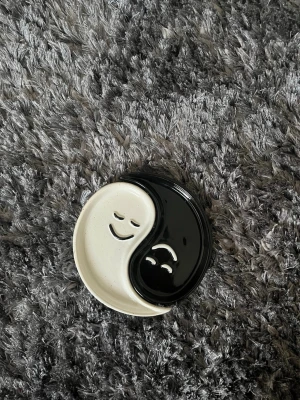 Yin Yang smyckesfat i keramik - Snyggt smyckesfat i form av yin yang-symbolen med två delar, en vit och en svart. Perfekt för att förvara ringar, örhängen eller andra små accessoarer. Tillverkad i keramik.