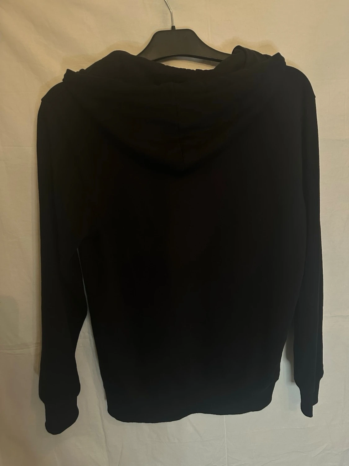 Svart hoodie med rött hjärta - 1