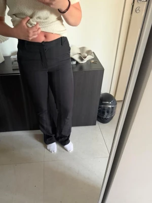 Svarta kostymbyxor - Snygga svarta kostymbyxor med midwaist. Använda några gånger. 