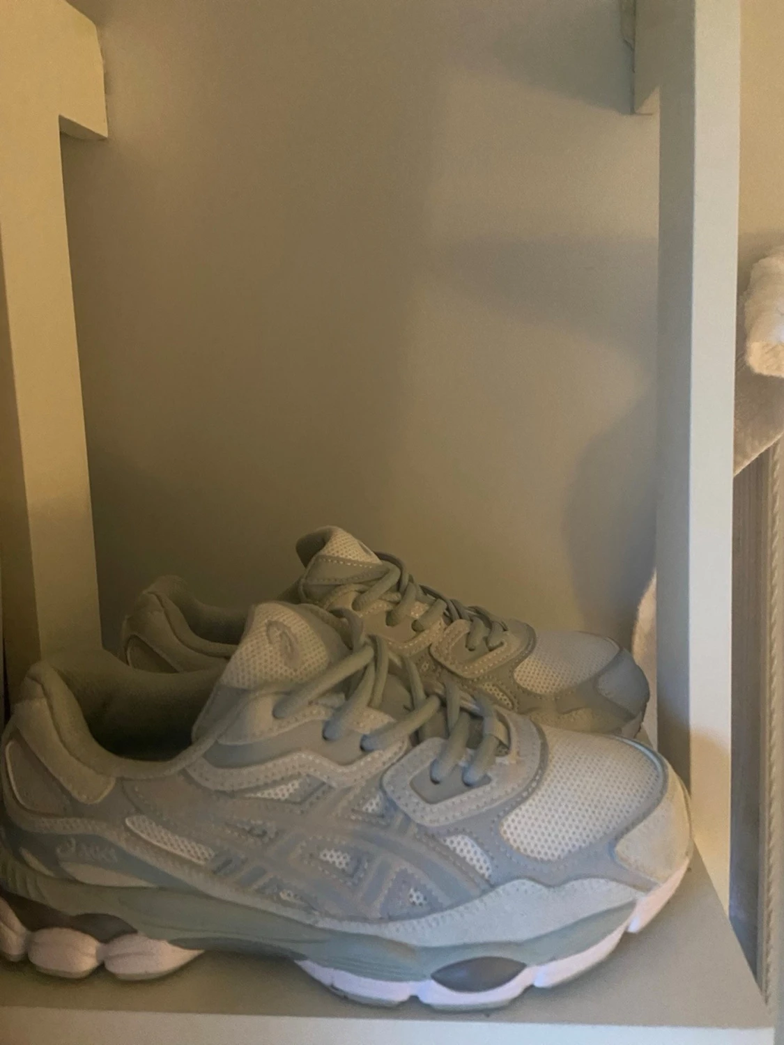 Gråa Asics  - 1