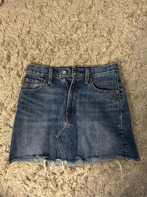 Jeanskjol - Jättefin blå jeanskjol från Levis💓