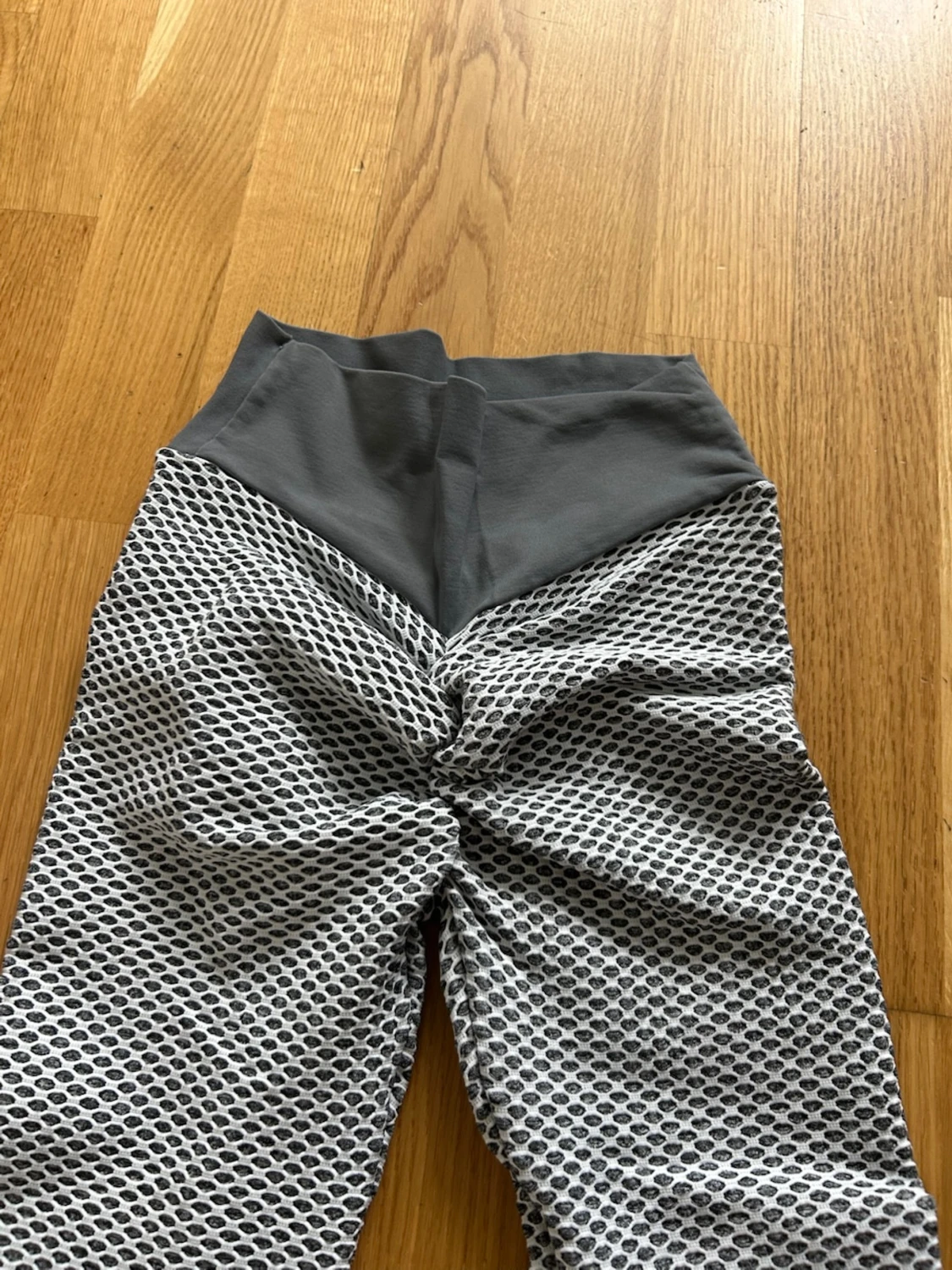 Gråvita leggings med bikakemönster - 2