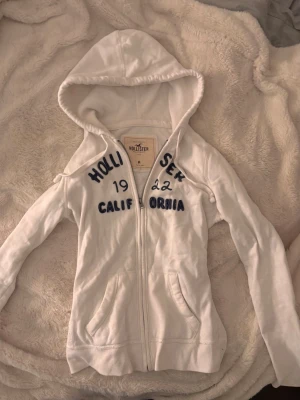 Vintage yk2 hollister zip  - Super fin vit vintage yk2 hollister zip tröja med tryck. I stl M men liten i storlek! Mer som en S 💘 Fint skick!