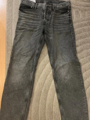 Gråa jeans - Gråa jeans från H&M storlek 29/32 med relaxed fit men W är mer som 32