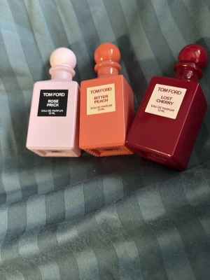 Tom Ford Rose Prick Eau de Parfum 12 ml - Säljer en Tom Ford Rose Prick, lost cherry och bitter peach Eau de Parfum i 12 ml flaska. Flaskan är ljusrosa med elegant, fyrkantig form och rund kork. Perfekt storlek för att ta med i väskan och en ikonisk doft för dig som gillar exklusiva parfymer. Kan köpas separat. Alla tre för 200kr