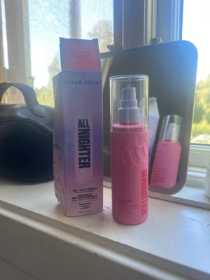 Urban Decay All Nighter setting spray - Urban Decay All Nighter Setting Spray i matt finish. Helt oanvänd då jag köpte fel setting spray, full size ny pris 337kr. 
