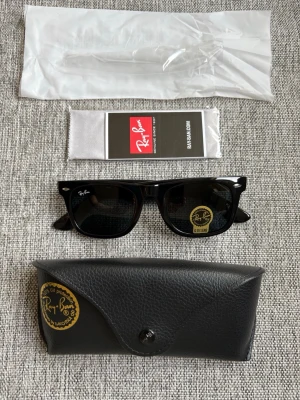 Ray-Ban Wayfarer Solglasögon  - Helt nya, endast provade en gång. Kommer med fodral och putsduk som är oöppnade! Wayfarer modell från Ray-Ban
