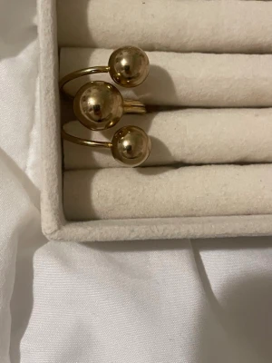 Guldig ring med kulor - Ringen är rostfri 💛🧡