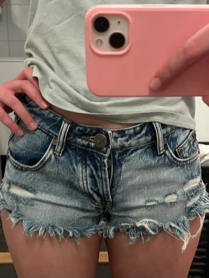 One teaspoon shorts - Säljer ett par blå jeansshorts med slitna detaljer och fransig kant. Aldrig använda och köpta för 950