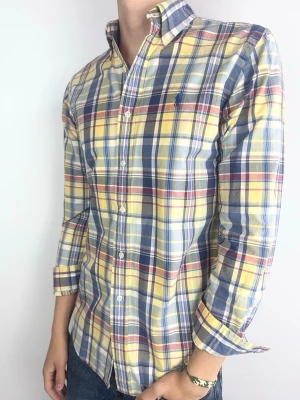 Ralph Lauren skjorta mönstrad - Ralph Lauren Skjorta Märke: Polo Ralph Lauren Storlek: S Passform: Classic fit Färg: Gulblå mönstrad Skick: Mycket bra Beskrivning: utan defekter. Modellen på bilden: 183 cm / 74 kg