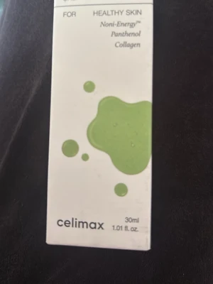 Celimax toner med panthenol & kollagen - Fräsch toner från Celimax med Noni-Energy, panthenol och kollagen för hälsosam hud. Kommer i en vit förpackning med gröna detaljer och rymmer 30 ml. Perfekt för dig som vill boosta din hudvårdsrutin med extra fukt och näring.