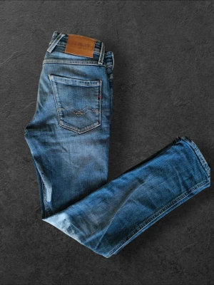  Replay anbass 28W 30L - Säljer nu dessa Replay Anbass jeans i mycket bra skick bortsett ifrån ett litet slitage vid benet märks ej vid användning, W28 o L30, skriv för fler bilder/frågor