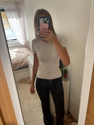 Ljusgrå basic t-shirt - En enkel och stilren ljusgrå t-shirt med korta ärmar och rund hals. T-shirten har en normal passform och är tillverkad i mjuk bomull, perfekt för en avslappnad look.