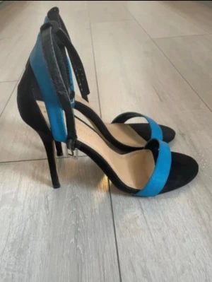Svarta och blåa höga pumps - Höga klackskor i bra skick 