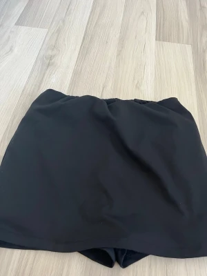 Mini kjol  - Mini kjol från shein med inbyggda shorts i storlek Xs. Aldrig använda.   Postar mellan 1-3 dagar efter köp.  Hör gärna av dig om du har frågor eller vill ha fler bilder! 