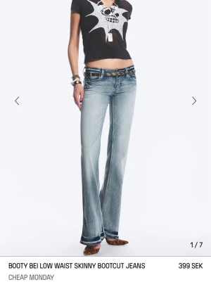 Bootcut jeans med låg midja🫶🏼 - Snygga ljusblå jeans med bootcut från weekday! Jeansen har klassisk femficksdesign och slitningar. Jeansen är aldrig använda, så dom är i väldigt bra skick! Och väldigt snygga❣️