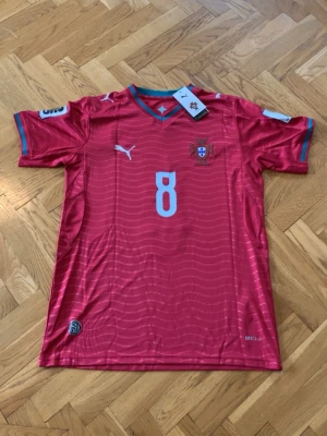 Portugal fotbollströja  - Portugals hemmaställ VM2026, har aldrig använts, kommer i prislapp. Fernandes på ryggen. Högsta kvalité som går o hitta!