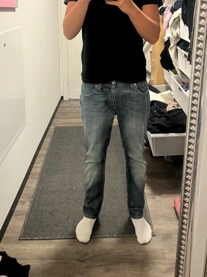 Levis jeans 511 32/32 - Säljer dessa galet feta jeansen från Levis storlek 36/34 men de är absolut inte true till storlek. Skulle säga att de är mer är 32/32 Jeansen har ungefär samma passform som Nudie grim Tim. Han på bilden är 183cm väger 73kg  Total längd 96 Benöppning 19 Midja 43  Priset kan diskuteras, hör av er vid minsta fundering! 