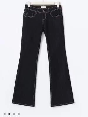 jeans gina - slutsålda jeans från ginatricot. knappt använda så i mycket bra skick. i storlek 34 regular. skriv om du har frågor💕💕