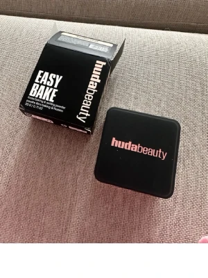 Huda Beauty Easy Bake Pound Cake - Huda Beauty Easy Bake Loose Baking & Setting Powder i nyansen Pound Cake. Helt oanvänd 