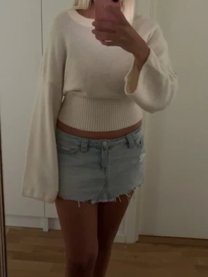 Vit stickad tröja - Wide sleeve knitted sweater från Gina! Helt oanvänd och prislappen sitter kvar. Storlek: S!🩷