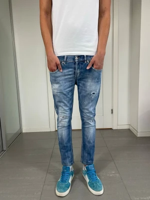 Dondup George Jeans  - Säljer nu dessa Dondup George Jeans med snygga slitningar i populär design, mått ca 37 o 92 cm. skriv för fler bilder/frågor🙌🏼