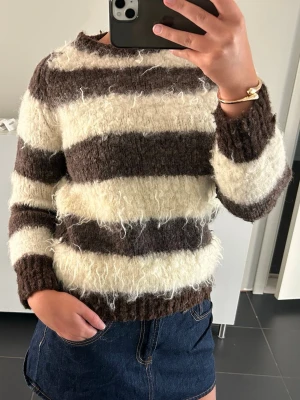 Stickad tröja - Brun/off-white stickad tröja i mohair. Säljer då den är lite för liten.🩷