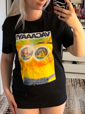 T-shirt - M - T-shirt storlek M med prislapp pris 30kr