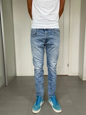 Replay Anbass Jeans - Säljer dessa Replay Anbass Jeans, W32 o L32 med mått ca 39 o 105 cm. skriv för fler bilder/frågor🙌🏼