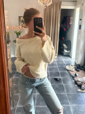 Off shoulder tröja gina - Säljer en stickad tröja i cremevitt med off shoulder-modell och avslappnad passform. Köptes i höstas på gina young, som inte kommit något till användning, i 170 men passar dig som använder xs/s galant!💗