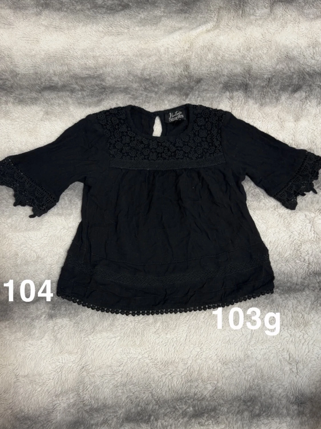 Svart blus med spetsdetaljer