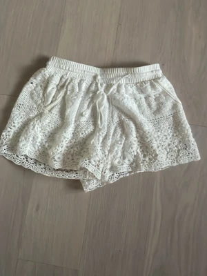 Vita spetshorts - Säljer ett par super fina vita spets shorts🩷 köpta på en marknad i Thailand 🇹🇭☀️Inga fläckar eller slitningar. Pris går att diskutera, köparen står för frakt🫶🏼😇