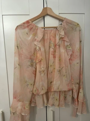 Blommig blus  - Säljer en så fin blus från ginatricot i storlek S. Säljer den då den inte kommer till användning, absolut inget fel på den! Ärmarna är lite genomskinliga men det är dubbla tyg över bröst och mage så den är inte genomskinlig där! Originalpris är 400kr, diskuterar gärna pris🥰