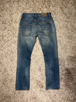 Nudie jeans thinn finn slim fit distressed w29 wash fade - Nudie jeans av modell thinn finn med en riktigt snygg tvätt. Slim passform storlek 29/32. Har små förstärkningar på insidan, inget som syns eller märks. Postas antigen samma dag som köp eller dagen därpå💯🙌
