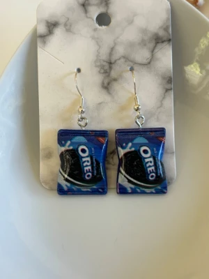 Örhängen oreo - Örhängen med silverpläterade och nickelfria örkrokar💕