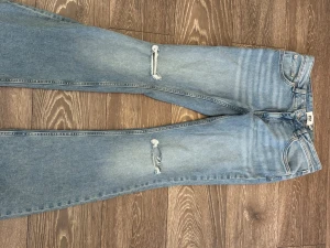 Ljusblå slitna bootcut jeans - Low boot Jeans från lager 157